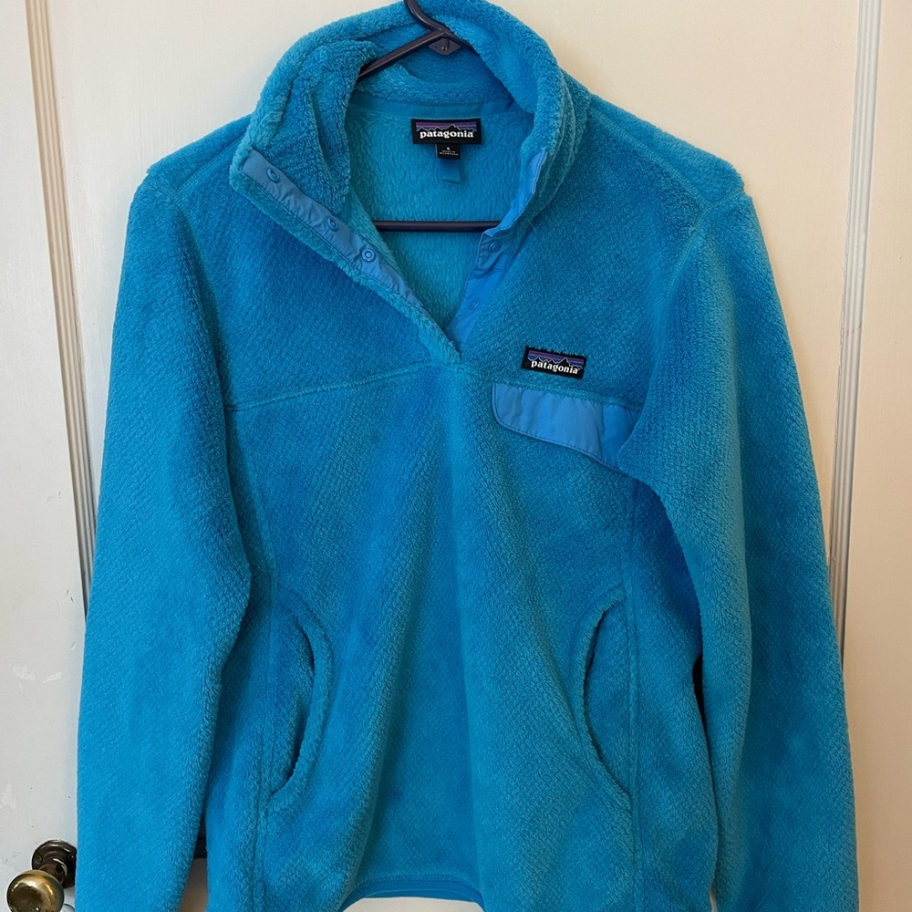 Patagonia quarter zip. Lightly worn. Size small